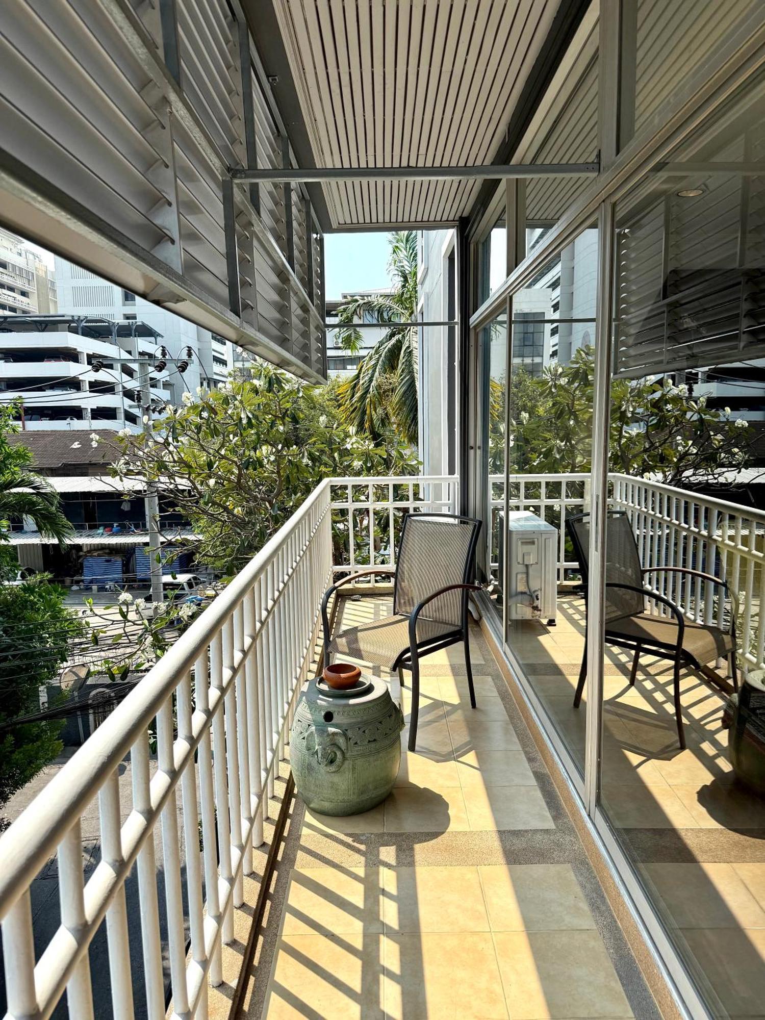Samsen Suites Spacious 2Br Contemporary Thai Style Bangkok Exterior photo