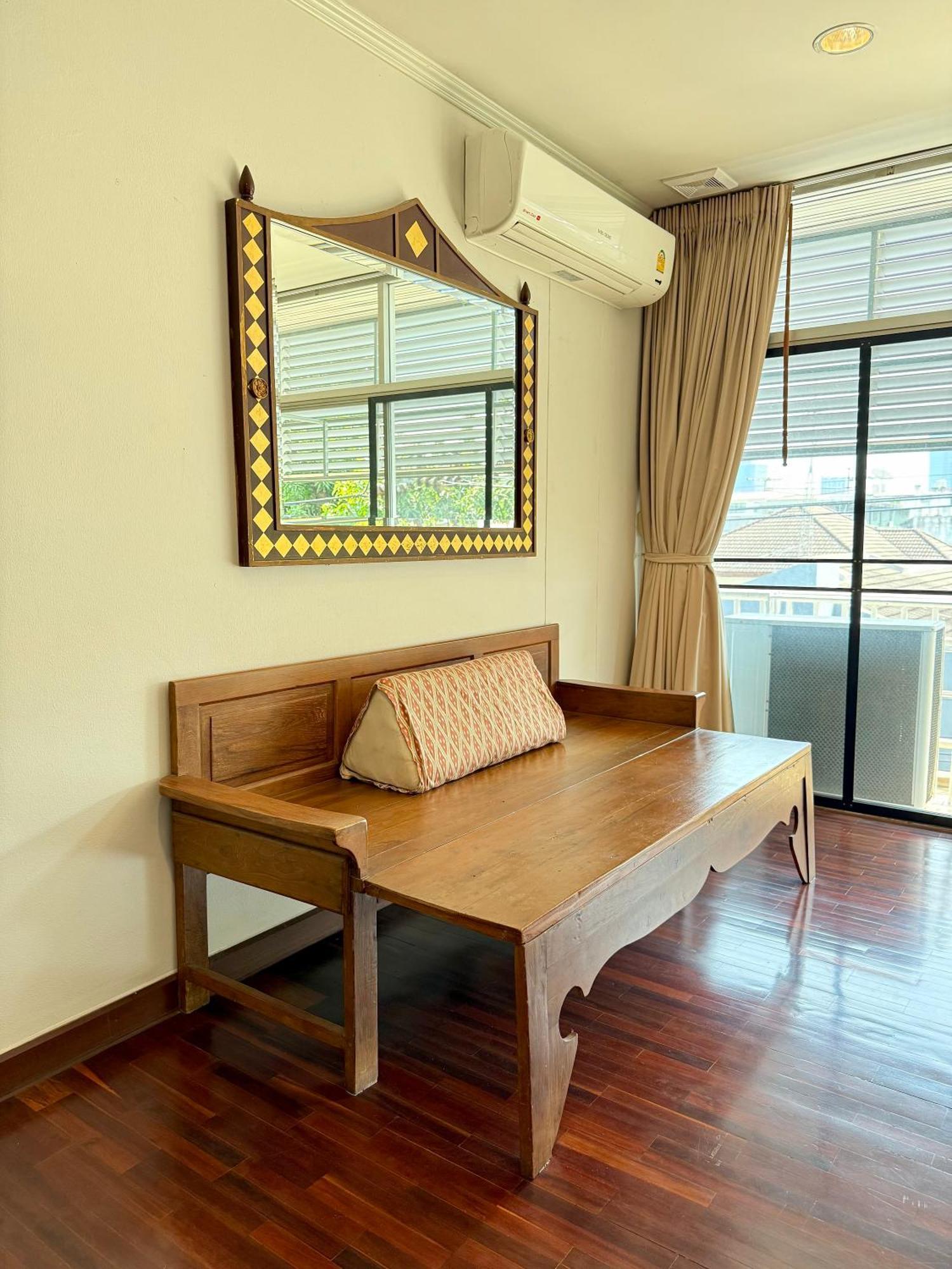 Samsen Suites Spacious 2Br Contemporary Thai Style Bangkok Exterior photo