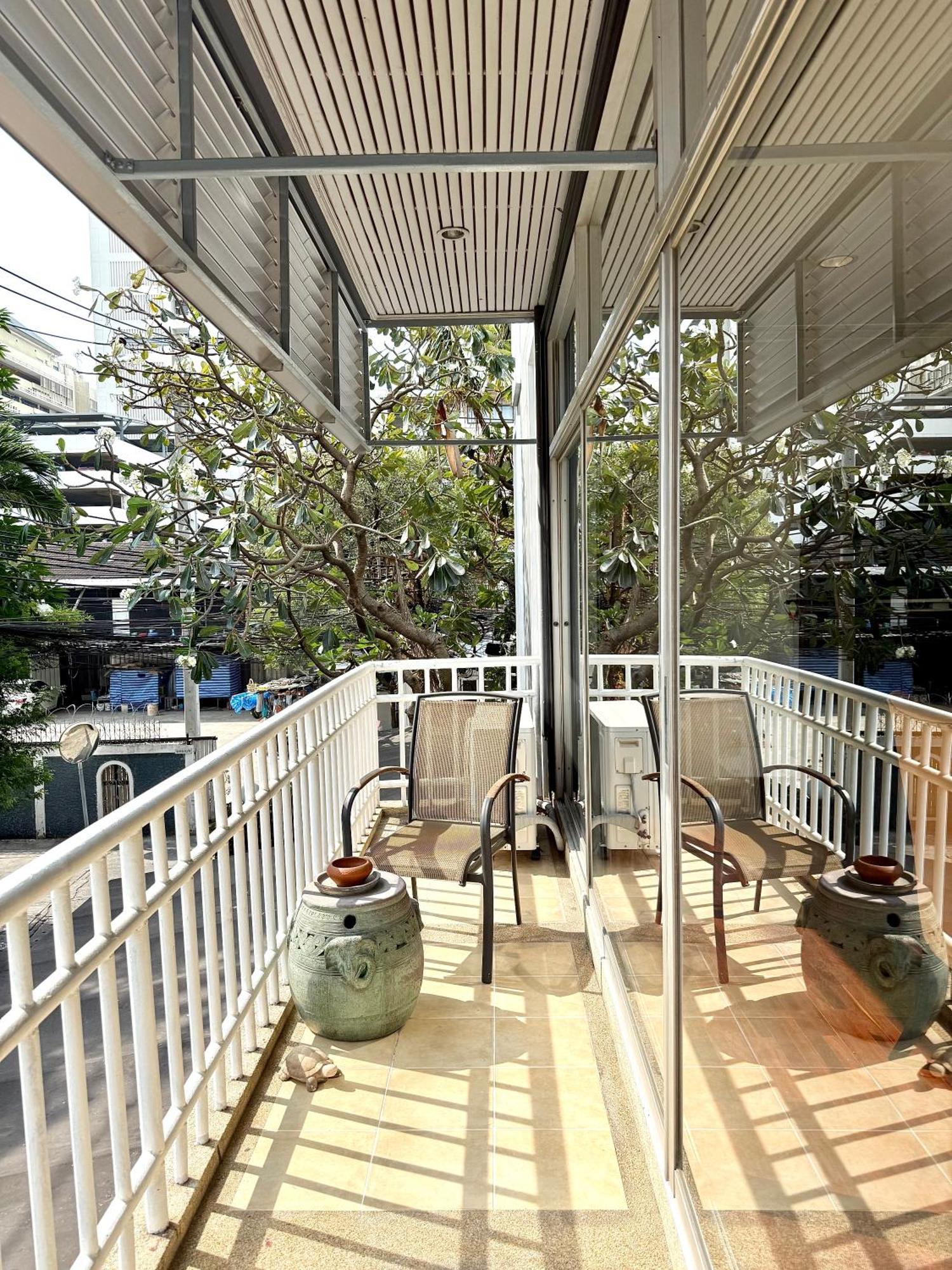 Samsen Suites Spacious 2Br Contemporary Thai Style Bangkok Exterior photo