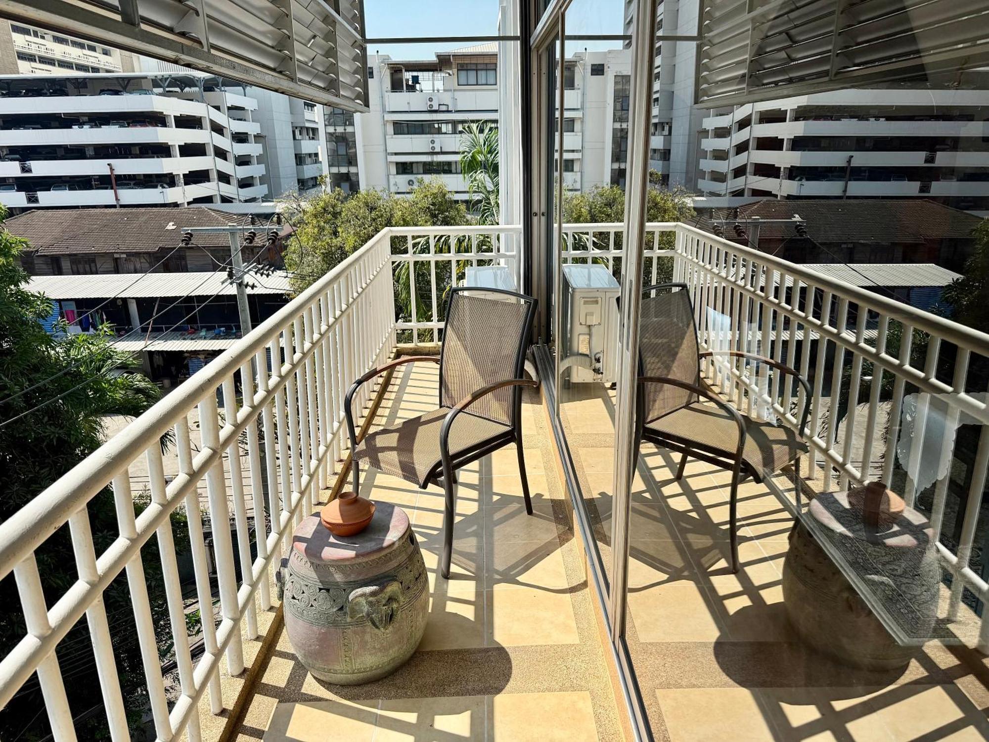 Samsen Suites Spacious 2Br Contemporary Thai Style Bangkok Exterior photo