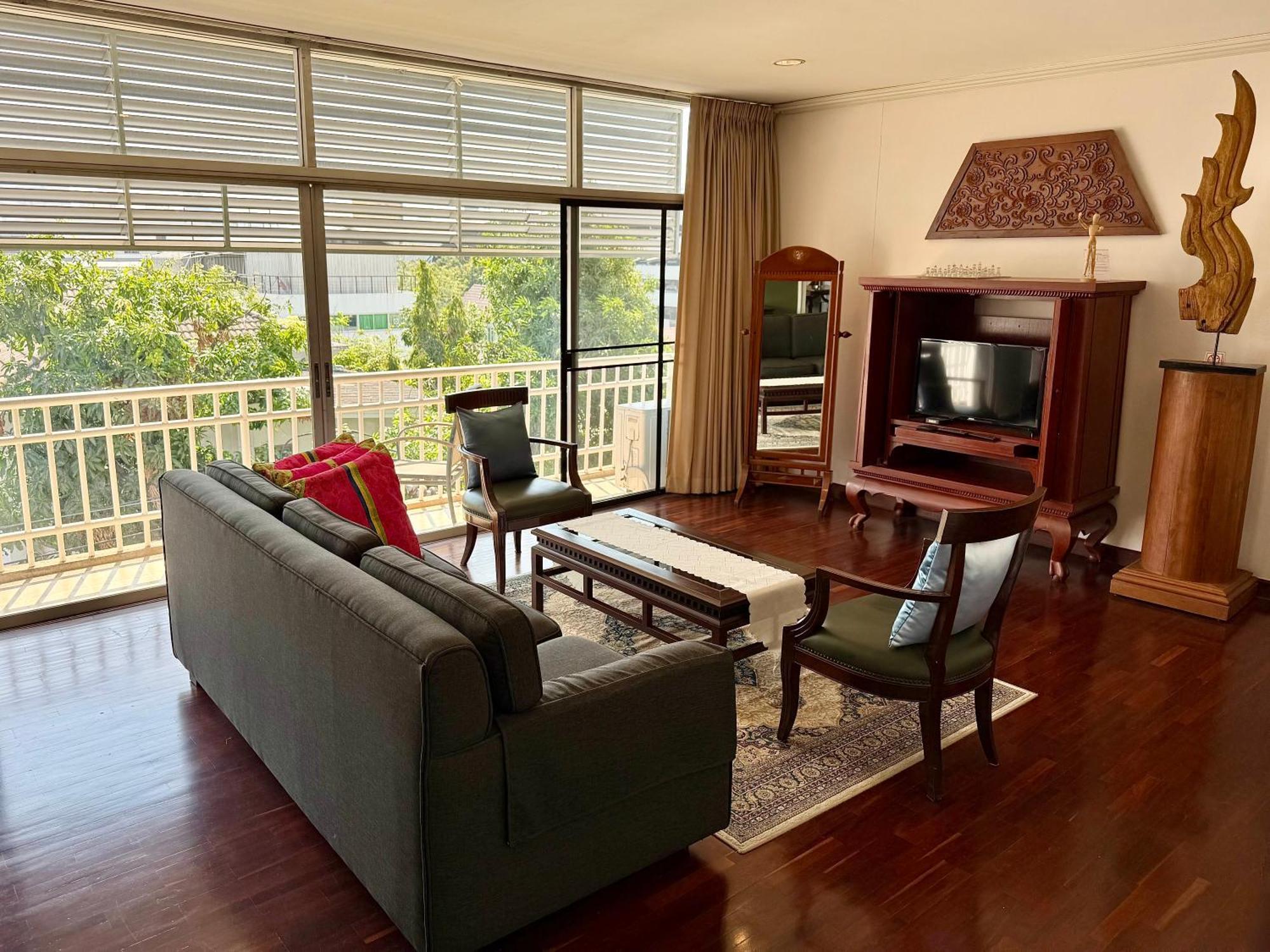 Samsen Suites Spacious 2Br Contemporary Thai Style Bangkok Exterior photo