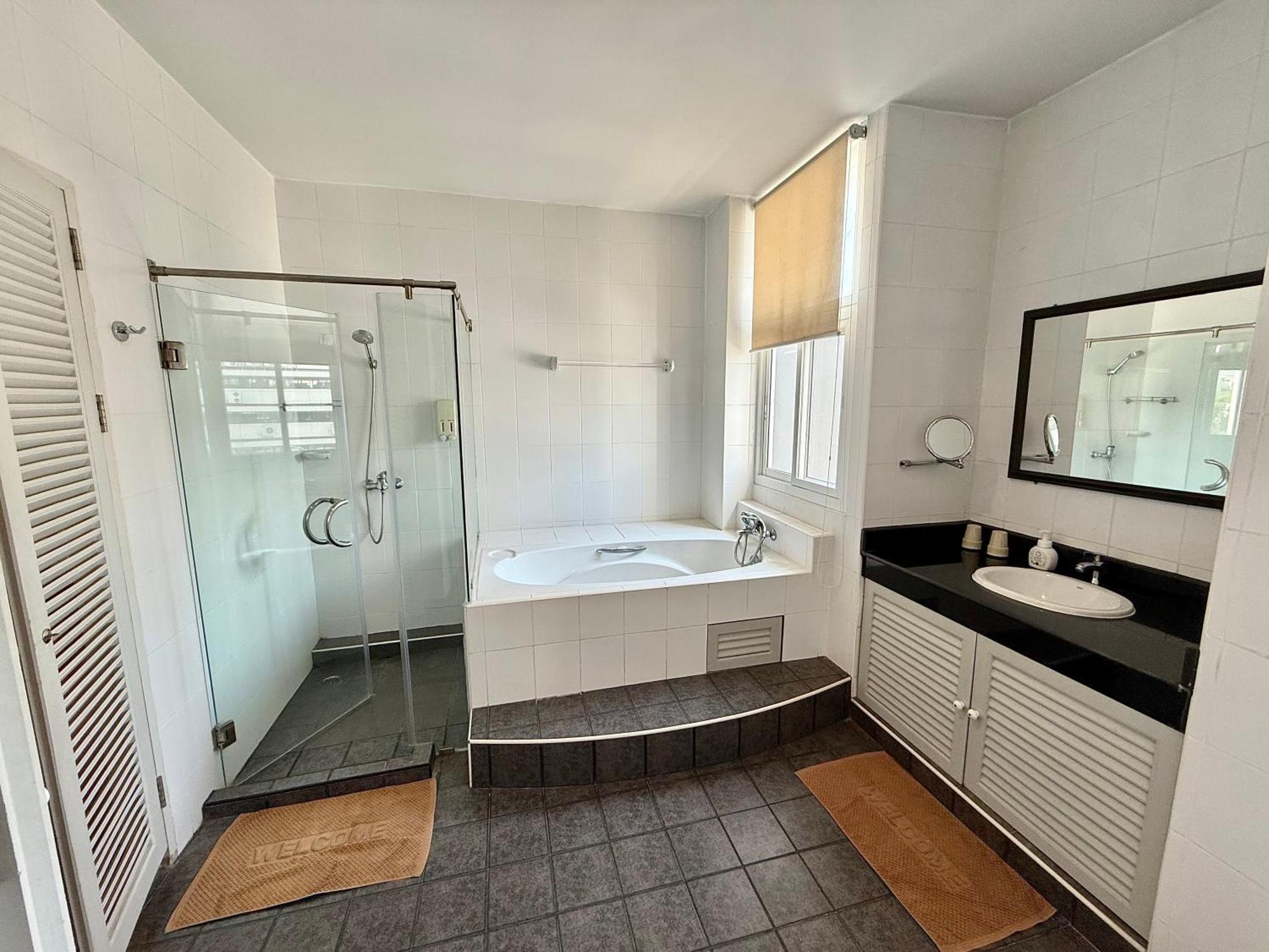 Samsen Suites Spacious 2Br Contemporary Thai Style Bangkok Exterior photo